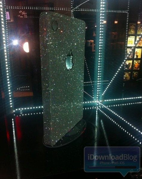 Life-size Swarovski Crystal iPhone Giá: 40.000 USD Đây không chỉ là chiếc vỏ đắt tiền mà nó còn là chiếc vỏ iPhone lớn nhất thế giới. Life-size được đính tới 300 viên Swarovski sáng lấp lánh và hiện đang được trưng bày ở trung tâm mua sắm Miracle Mile Shops (Las Vegas, Mỹ).