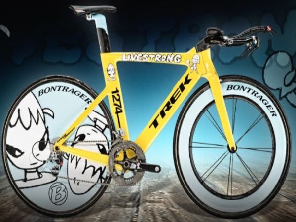 Yoshitomo Nara Thêm một chiếc xe đạp của Lance Armstrong được mang ra đấu giá. Chiếc xe này còn có cái trên khác là “Khái niệm tốc độ” được bán với giá 200.000 USD ở sàn đấu giá Sotheby. chiếc xe này làm bằng sợi carbon, nó còn do chính họa sĩ Nhật Yoshitomo Nara trang trí bằng những họa tiết hoạt hình rất ngộ nghĩnh.
