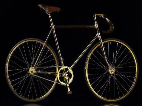 Aurumania vàng phiên bản pha lê Chiếc xe đạp của hãng Aurumania (Đan Mạch) được làm hoàn toàn bằng thủ công. Chiếc xe đạp Vàng Phiên bản Pha lê có sườn, bánh, căm xe mạ vàng và được gắn 600 viên pha lê Swarovski vô cùng rực rỡ. Phần trước của chiếc xe được gắn thêm huy hiệu bằng da có gắn một chiếc lá bằng vàng. Chiếc xe chỉ sản xuất với số lượng rất hạn chế và được bán với giá 80.000 Euro.
