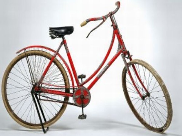 Tiffany & Co. Silver Chiếc xe đạp này được làm từ năm 1890 và chỉ dành riêng cho phụ nữ. Nhà sản xuất chỉ làm ra phiên bản này với số lượng có hạn và một trong số đó được làm cho Lillinan Russell, nữ diễn viên kiêm ca sĩ nổi tiếng nhất cuối thế kỷ 19 đầu thế kỷ 20. Nó là một chiếc xe cổ quý hiếm còn sót lại và sắp được mang ra bán đấu giá vào tháng 6 tới đây với mức giá dự định từ 50.000 đến 70.000 USD.
