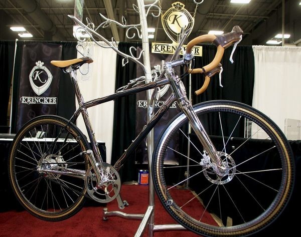 Bicyclettes de Luxe Chiếc xe được ra mắt lần đầu trong triển lãm xe đạp làm thủ công tổ chức ở Bắc Mỹ lần thứ bảy. Với thiết kế sang trọng, chiếc xe được làm từ sợi carbon và được mạ crôm vô cùng nổi bật. Giá của nó vào khoảng 25.000 euro.