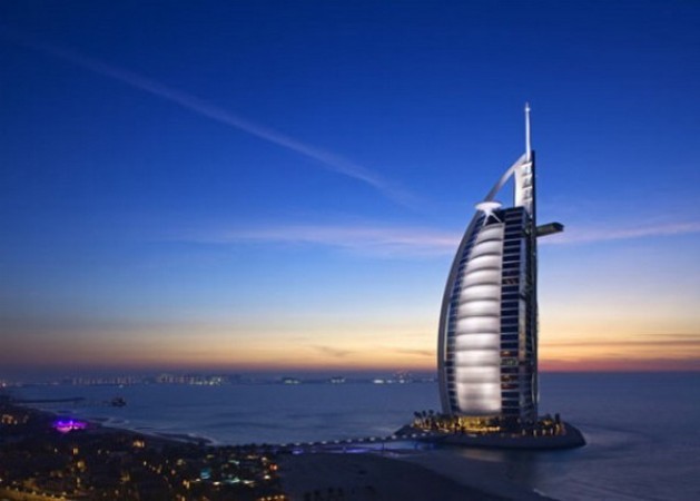 Khách sạn “7 sao” đầu tiên trên thế giới Burj Al Arab gồm 28 tầng vừa khách sạn sang trọng nhất và cũng là tòa nhà cao nhất thế giới (321m). Khách sạn được mô phỏng theo hình ảnh cánh buồm lộng gió, nằm trên một hòn đảo riêng và là một trong những biểu tượng của Dubai. Người ta xây dựng nó trên một hòn đảo nhân tạo cách bãi biển Jumeirah 280 m, và dùng một cây cầu riêng để nối nó với đất liền.