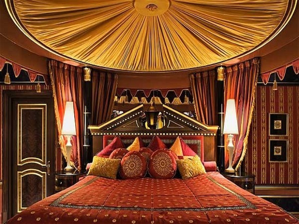 Phòng ngủ trong Royal Suite vô cùng sang trọng và xa xỉ. Phòng ngủ cực lớn với giường 4 cọc có màn che, thảm da báo, sàn nhà lát đá cẩm thạch Carrarra.