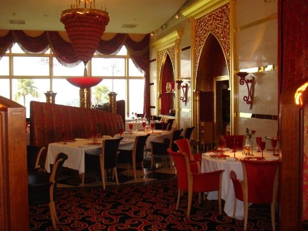 Nếu muốn thưởng thức các món ăn Ả Rập hãy đến nhà hàng Al Iwan. Nhà hàng được trang trí mang đậm phong cách Ả Rập với những món ăn truyền thống hòa trộn với lối ẩm thực đa dạng trên thế giới.