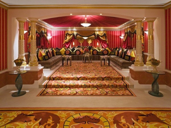 Nhiều khu vực của khách sạn được dát vàng lá 22 carat và 24.000m2 đá cẩm thạch, gồm 30 loại khác nhau. Có thể nói, đây là một trong những khách sạn đắt nhất thế giới, với chi phí cho mỗi đêm từ 1.000 đến 15.000 USD. Riêng phòng hoàng gia là 18.000 USD.