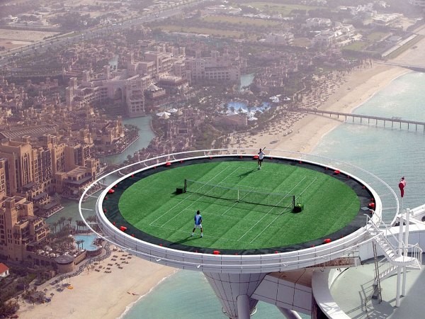 Một trong những điểm nổi bật của tòa nhà đặc biệt này là có sân quần vợt hình tròn nằm gần với đỉnh. Đó là sân tennis cao nhất thế giới. Không chỉ là sân tennis, nó còn là sân để đỗ máy bay trực thăng khi cần.