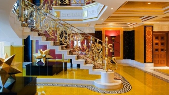 Điểm nhấn của khách sạn Burj Al Arab chính là căn phòng hoàng gia với những trang thiết bị hiện đại nhất cực kì lộng lẫy. Chiếm diện tích 780m2, Royal Suite nằm trên tầng 25 có những đặc quyền như thang máy riêng, rạp chiếu phim riêng. Phòng có cầu thang xoắn ốc được lát đá cẩm thạch và dát vàng, các trang thiết bị được làm bằng gỗ gụ.