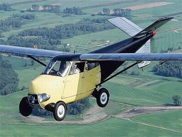 Aerocar N101D Giá: 1,3 triệu USD Được thiết kế và phát triển bởi Aerocar International từ năm 1954, Aerocar N101D có lẽ là một trong những chiếc ô tô bay cổ nổi tiếng nhất thế giới. Chiếc ô tô bay này có khoang hai chỗ ngồi nhưng sáng tạo ở chỗ nó có tay lái giống như chiếc ô tô thông thường cùng với các hệ thống kiểm soát chuyến bay. Ngoài ra, N101D được trang bị đôi cánh có thể dễ dàng gập lại và kéo ra phía sau xe. N101D được gắn động cơ 4 xi-lanh và có thể bay cao được 12.000 feet.