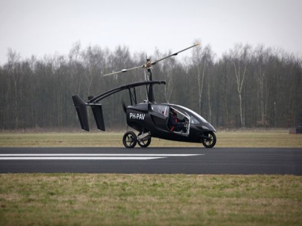 PAL-V ONE Giá: 392.344 USD Chiếc ô tô bay của hãng PAL-V (Hà Lan) vừa được ra mắt công chúng trong triển lãm ô tô New York Auto 2012. PAL-V ONE mang dáng dấp của một chiếc trực thăng với thân thon gọn và sử dụng ba bánh xe để di chuyển. Phạm vi hoạt động của xe từ 350 đến 500km cho đường không và 1.200 km cho đuờng bộ. Dự kiến, chiếc xe đầu tiên sẽ được bán vào năm 2014.