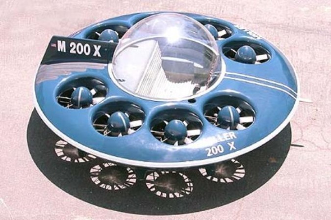 M200G Volantor Giá: 90.000 USD M200G của công ty Moller (Mỹ) được thiết kế giống như một chiếc đĩa bay sức chứa 2 người, chế tạo dựa vào hiệu ứng “đệm khí”. Nó đường kính 3m, cao 1m, bay cách mặt đất 3m, tốc độ bay khoảng 160km/giờ.