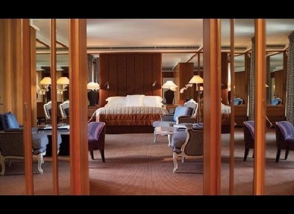 3. Royal Armleder Suite, Le Richemond (Geneva, Thụy Sĩ) Giá: 31.700 USD/đêm Royal Armleder rộng tới 754 m2, gồm có nội thất mosaic, lò sưởi ấm cúng, sàn gỗ, cửa sổ lắp kính chống đạn sẽ mang lại cảm giác an toàn và thoải mái cho bất cứ ai đặt chân đến khách sạn.