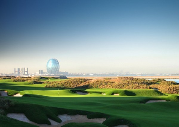 Yas Links Abu Dhabi (Tiểu vương quốc Ả Rập Thống Nhất) Yas Links là sân golf mới nhất của các Tiểu vương quốc Ả Rập Thống Nhất và cũng là một trong những sân golf tốt nhất trên thế giới. Sân golf nổi bật với những đường golf dọc biển tuyệt đẹp, cùng hơn 100 hố cát duyên dáng, những chỗ trũng, những đụn cát nhấp nhô… tạo ra chướng ngại vật vô cùng khó khăn và đầy thử thách cho những tay golf cự phách của làng golf thế giới.