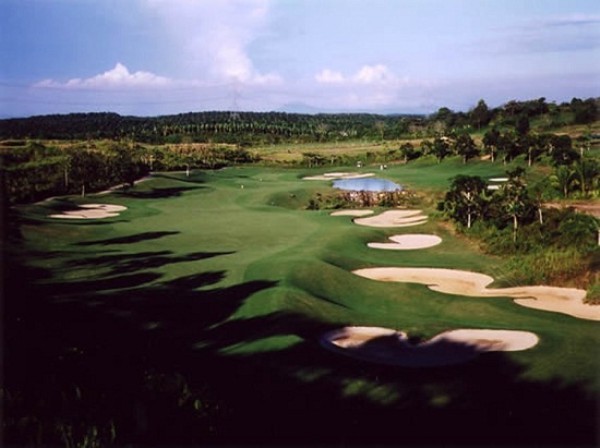 The Legends Golf & Country Resort (Malaysia) Sân golf nằm trong một khu resort với phong cảnh tuyệt vời và những chướng ngại vật đầy thử thách. Khi đến đây, ngoài việc chơi golf, bạn còn có thể câu cá hoặc cưỡi ngựa ở những hồ câu và những chuồng ngựa trong sân golf.