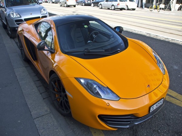 McLaren MP4-12C cũng được bắt gặp khá nhiều ở Zurich. Chiếc xe này được sơn màu cam truyền thống của hãng McLaren.