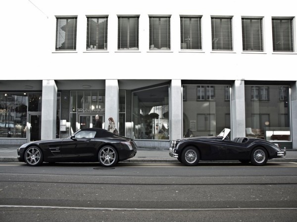 Hai dòng xe đẳng cấp của Mercedes cùng xuất hiện, một chiếc Mercedes SLS hiện đại và một chiếc Jaguar XK120 kiểu dáng cổ điển.