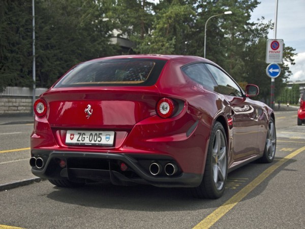 Siêu xe Ferrari FF có giá gần 400.000 USD.