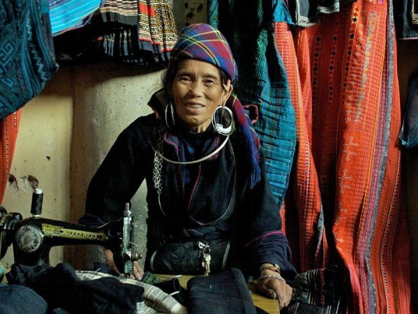 Bộ ảnh được thực hiện bởi nhiếp ảnh gia Bob Ramsak khi ông đến thăm Việt Nam vào năm 2010 và vô cùng thích thú với cuộc sống hàng ngày của người dân nông thôn. Bộ ảnh này vừa được đăng tải trên trang Business Insider. Bức hình bên chụp một người phụ nữ đang bán hàng ở phiên chợ Sa Pa (Lào Cai).