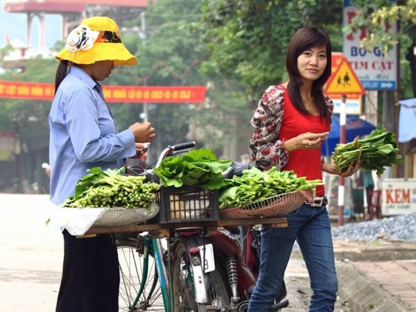 Bạn sẽ dễ dàng bắt gặp được hình ảnh người phụ nữ bán hàng rong trên khắp đất nước Việt Nam.