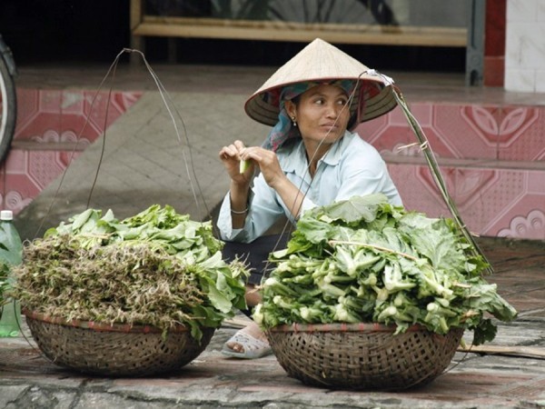 Người phụ nữ với những mớ rau xanh trên con đường ở Nghĩa Lộ.
