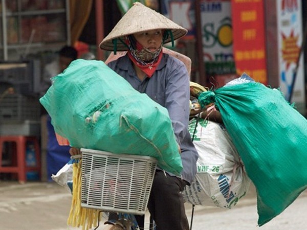 Buôn bán đồng nát là công việc thường ngày của nhiều người dân Việt Nam.