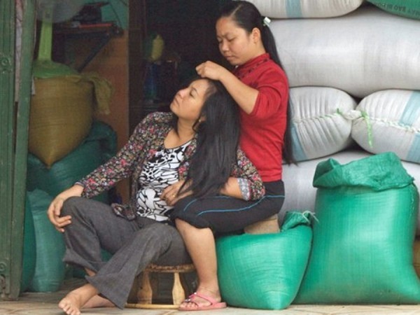 Hai người phụ nữ ở một cửa hàng bán gạo trong thị xã Nghĩa Lộ (Yên Bái).