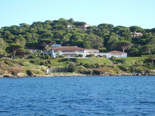 4. Bernard Arnault (41,1 tỷ USD) Người giàu nhất châu Âu đang sở hữu một biệt thự sang trọng tại hòn đảo St. Tropez (Pháp). Khu biệt thự được bao bọc bởi cây xanh với hệ thực vật vô cùng phong phú đã khiến nó trở thành một “thiên đường” ưa thích của vị tỷ phú này.
