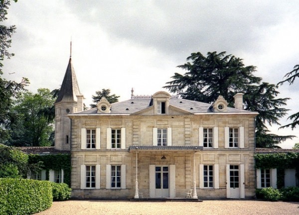 Ngoài ra, vị CEO của hãng thời trang Louis Vuitton danh tiếng còn sở hữu lâu đài Chateau Cheval Blanc (Pháp) 150 tuổi. Tòa lâu đài này được ông mua lại vào năm 1998, rộng hơn 41 ha và được bao quanh bởi một vườn nho. Bernard Arnault tiết lộ rằng ông rất thích dành thời gian ở đây với gia đình.