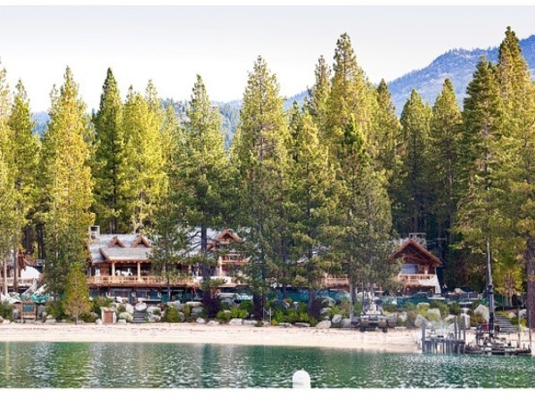 5. Larry Ellison (36 tỷ USD) Larry Ellison được coi là một trong số những tỷ phú có nhiều bất động sản nhất thế giới. Ông hiện đang sở hữu 7 ngôi biệt thự, trong số đó phải kể đến ngôi nhà bên hồ Tahoe (Mỹ). Ngôi nhà được ông mua lại với giá 58 triệu USD nhưng Ellison đã dành hơn 100 triệu USD trong suốt những năm qua để củng cố lại nó. Toàn bộ khu nhà có một nhà chính, hồ bơi, phòng spa và một ngôi nhà bên bãi biển.