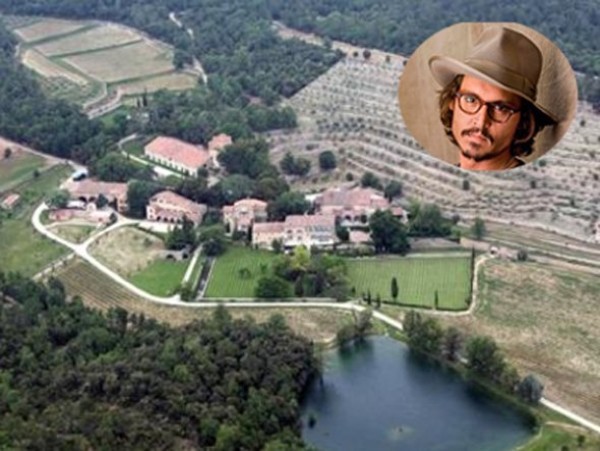 Khi muốn trốn tránh cuộc sống sôi động ở Hollywood, diễn viên Johnny Depp thường đến biệt thự trị giá 2 triệu USD của ông trong làng Plan-de-Tour-la ở miền Nam nước Pháp.