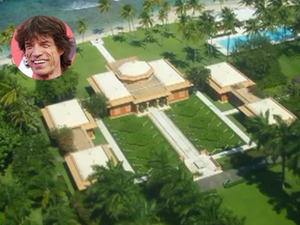 Nam ca sĩ Mick Jagger sở hữu khu biệt thự bãi biển trên đảo Mustique thuộc quần đảo Caribbean. Khi không ở đây, Mick Jagger cho thuê khu bất động sản này với 22.000 USD/tuần.