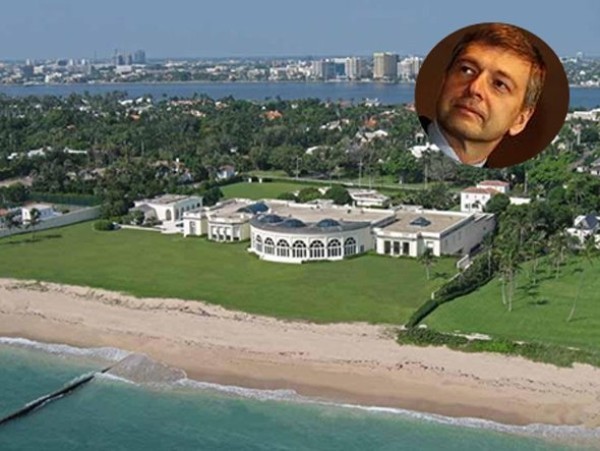 Tỷ phú phân bón người Nga Dmitry Rybolovlev đã mua ngôi biệt thự ở Palm Beach (Florida, Mỹ) từ tỷ phú Donald Trump trong năm 2008 với giá 100 triệu USD. Tuy nhiên, khu bất động sản này lại có dính líu đến vụ ly hôn của ông với người vợ cũ Yelena vào năm 2010.