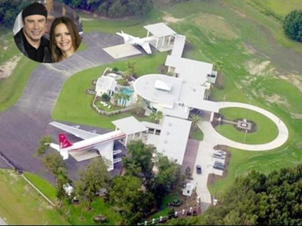 Gia đình diễn viên tài tử Hollywood John Travolta và Kelly Preston thậm chí còn sở hữu một bất động sản không chi có biệt thự, sân vườn mà còn có cả có đường băng tư nhân tại bang Florida (Mỹ). Ngoài ra, khu nhà còn có bãi đậu cho Boeing 707, máy bay phản lực Gulfstream và một nhà để xe chứa được 16 chiếc.