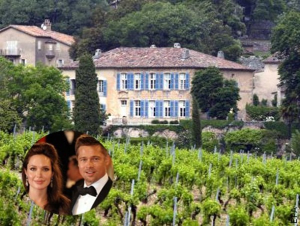 Tòa lâu đài Chateau Miraval ở miền nam nước Pháp này là của vợ chồng diễn viên Brad Pitt và Angelina Jolie. Nó có tới 35 phòng ngủ rộng rãi và có giá vào khoảng 60 triệu USD.