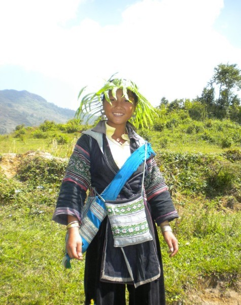 Các cô gái ở Sapa thường lấy lá làm nón che nắng.