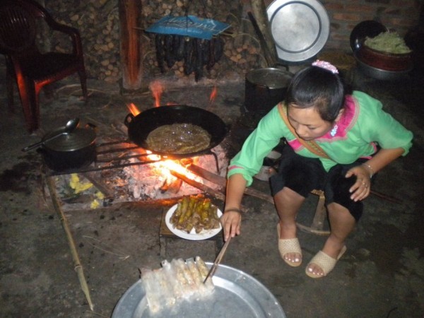 Khi đến ngôi làng Tả Van, Marie-Astrid được thưởng thức bữa tối cùng dân làng và hướng dẫn của cô.