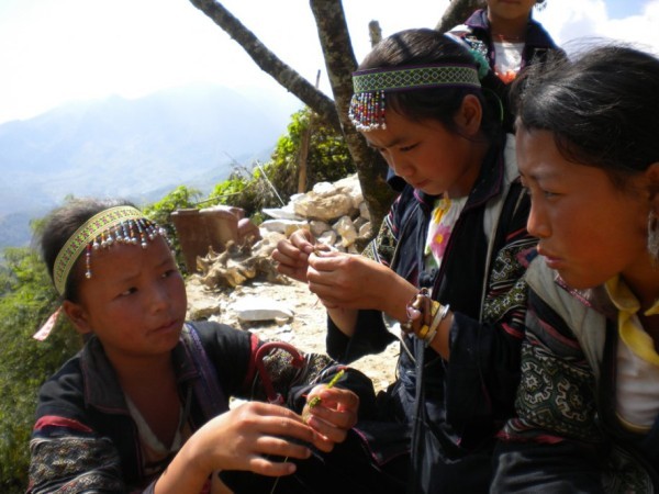 Các em khéo tay thì làm đồ trang sức nhỏ để bán cho du khách đi qua làng của mình.