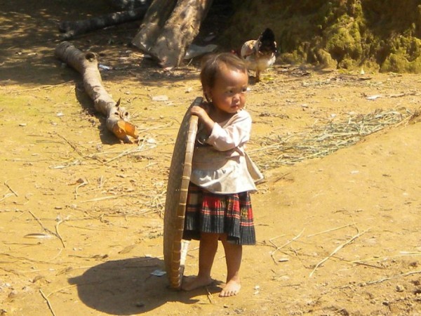 Một cô bé đang chơi trong thôn Lao Chải, một ngôi làng nhỏ cách thị trấn Sapa không xa.