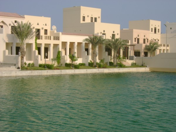 10. Bahrain Dân số: 1,26 triệu người; 3,2% là triệu phú. Quốc đảo nhỏ này là một trong những trung tâm tài chính phát triển nhanh nhất trên thế giới. Các công dân giàu có của đất nước này là một phần của gia đình cầm quyền mà đứng đầu là vua Hamad bin Isa Al Khalifa.