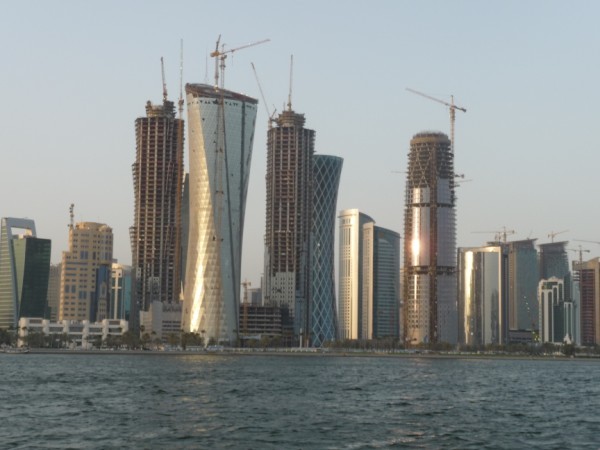 2. Qatar Dân số: 1,76 triệu người; 14,3% là triệu phú. Đất nước dầu mỏ này có 45.000 hộ gia đình là triệu phú. Quốc vương giàu có của Qatar đã bỏ ra rất nhiều tiền để xây dựng bộ sưu tập các tác phẩm nghệ thuật đương đại, trong đó có một tác phẩm nghệ thuật đắt nhất thế giới với giá 250 triệu USD.