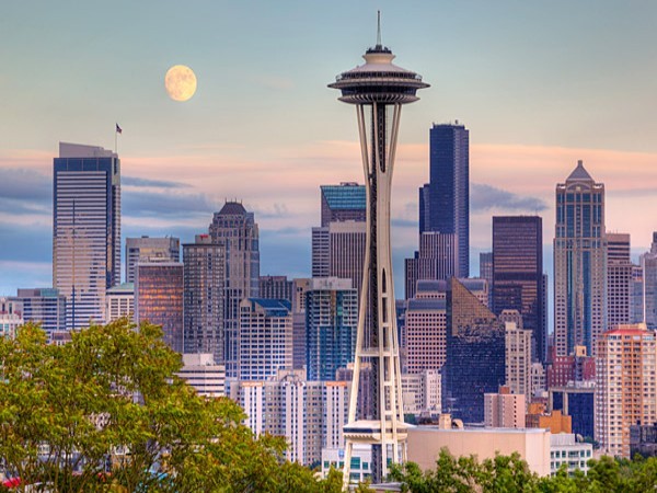 Seattle Số người có tài sản trên 30 triệu USD (UHNW): 885 người Seattle là thành phố lớn nhất vùng Tây Bắc và đứng thứ 10 trong danh sách của các thành phố có triệu phú nhiều nhất nhất, theo Wealth-X. Trong số những người giàu ở Seattle phải kể tới đồng sáng lập Microsoft là Bill Gates và Paul Allen, CEO của Microsoft Steve Ballmer, nhà sáng lập Amazon.com Jeff Bezos và Howard Schultz (nhà sáng lập chuỗi cà phê Starbuck). Các công ty lớn ở trong và xung quanh thành phố có Amazon.com, Microsoft, Starbucks…