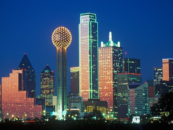 Dallas UHNW: 1.855 người Thành phố Dallas là nơi để các công ty lớn như AT & T, Dean Foods, Texas Instruments và Southwest Airlines phát triển. Một số cư dân giàu nhất bao gồm tỷ phú đồng thời là cựu ứng cử viên tổng thống H. Ross Perot, ông trùm dầu mỏ Ray Lee Hunt và tỷ phú Harold Simmons.