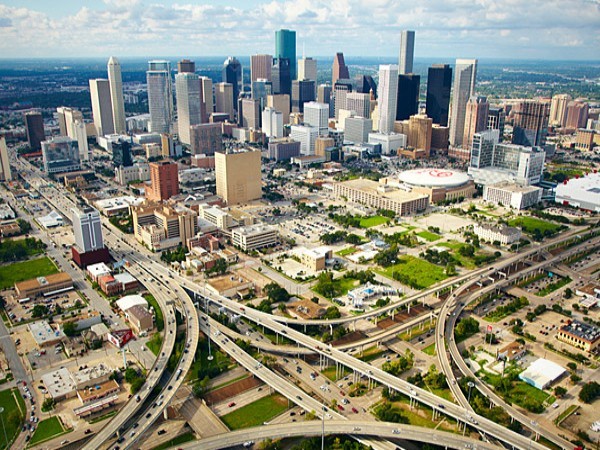 Houston UHNW: 2.250 người Với tổng thu nhập GDP còn lớn hơn nước Áo (384 tỷ USD so với 376 tỷ USD), không có gì ngạc nhiên khi Houston là thành phố có nhiều đại gia nhất. Cứ 2.643 người dân sống ở thành phố này thì có một người sở hữu số tài sản từ 30 triệu USD trở lên. Một số người giàu nhất Houston gồm Richard Kinder – Giám đốc điều hành của Kinder Morgan, Robert McNair - ông chủ của đội bóng rổ Texas Houston. Thành phố cũng là “đại bản doanh” của một số công ty lớn như: ConocoPhillips, Marathon Oil, Sysco và Halliburton.