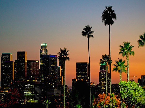 Los Angeles UHNW: 4.350 người Thành phố đông dân nhất bang California này cũng tự hào là thành phố đứng đầu về tổng số người giàu có. Los Angeles nổi tiếng là một trung tâm giải trí, đồng thời là nhà của rất nhiều tỷ phú như: hai thế lực của giới truyền thông là David Geffen và Sumner Redstone, doanh nhân Kirk Kerkorian và đạo diễn lừng danh Steven Spielberg.