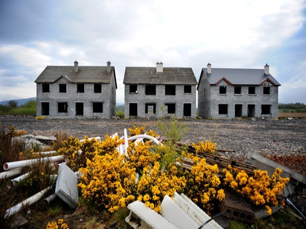 Hạt Leitrim (Ireland) Gần như không một thị trấn hay ngôi làng nào không bị ảnh hưởng bởi sự tụt dốc thê thảm của bất động sản ở Leitrim, hạt có dân số ít nhất ở Ireland. Những ngôi làng ven hồ giờ chỉ có khoảng 200 cư dân sinh sống và 50 căn hộ “trong mơ” hiện đang trống rỗng.