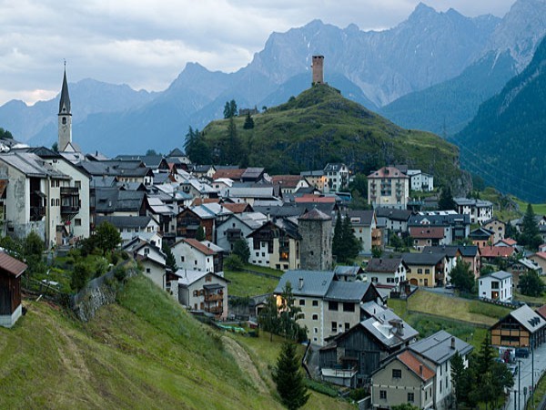10. Thụy Sĩ Mức tăng giá trong 5 năm qua: 27,5% Là đất nước có những thành phố đắt nhất thế giới, giá bất động sản của Thụy Sĩ đã bùng nổ trong 5 năm qua. Trong số 63 thành phố được khảo sát trên toàn thế giới vào năm 2011 thì St Moritz, Gstaad, và Geneva của Thụy Sĩ nằm trong số 10 thành phố có giá BĐS đắt nhất, đo bằng chi phí mét vuông. Mỗi mét vuông ở Geneva trung bình có giá là 31.900 USD trong quý IV năm 2011 và trong khi giá cho mỗi foot vuông là 3.000 USD.