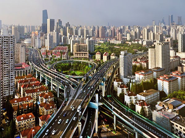 1. Trung Quốc Mức tăng giá trong 5 năm qua: 110,9% Trung Quốc là thị trường bất động sản nóng nhất của thế giới. Giá nhà đất ở các thành phố lớn như Bắc Kinh và Thượng Hải đã tăng hơn 110% trong 5 năm qua. Trong quý IV năm 2011, một ngôi nhà ở trung tâm Thượng Hải có giá 19.400 USD cho mỗi mét vuông hoặc 1.800 USD cho mỗi foot vuông. Tại Bắc Kinh, một ngôi nhà có giá trung bình 17.400 USD cho mỗi mét vuông hoặc 1.600 USD cho mỗi foot vuông. Những lo ngại về một bong bóng BĐS sẽ bị nổ đã khiến chính phủ phải chi tiêu nhiều trong hai năm qua để kiềm chế giá nhà, bằng cách hạn chế mua nhà nhiều, tăng lãi suất. Điều này đã giúp cho giá nhà giảm 0,1% trong tháng 2/2012. Tuy nhiên, giá nhà của đất nước này vẫn còn quá cao so với mức hợp lý.