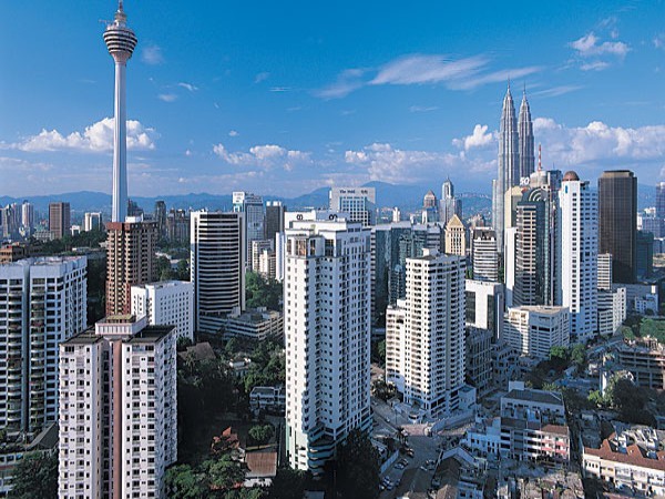 9. Malaysia Mức tăng giá trong 5 năm qua: 28,5% Trong một nỗ lực để kiềm chế giá nhà leo thang tại Malaysia, chính phủ đang xem xét tăng gấp đôi giá nhập cảnh cho người nước ngoài mua bất động sản ở nước này. Trong quý III năm ngoái, giá nhà tăng 6,6% so với cùng kỳ một năm trước. Năm 2011, giá nhà ở Kuala Lumpur vào khoảng 5.000 USD cho mỗi mét vuông hoặc 500 USD cho mỗi foot vuông. Cũng trong năm ngoái, 11 tòa chung cư cao cấp đã được hoàn thiện ở Kuala Lumpur, cung cấp thêm 29.364 căn hộ. Năm 2012 dự kiến sẽ có 2.599 căn hộ nữa được hoàn thành.