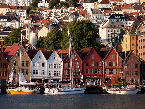 8. Na Uy Mức tăng giá trong 5 năm qua: 28.7% Không giống như hầu hết các nước châu Âu khác đang đối mặt với triển vọng kinh tế ảm đạm, Nauy được dự đoán sẽ đạt mức tăng trưởng 2,7% trong năm 2012. Lãi suất ở mức thấp giúp cho phép công dân nước này có thể vay tiền mua nhà. Điều này đã làm cho giá nhà đất ở Na Uy tăng 6,8% trong tháng 3/2012. Theo số liệu của chính phủ, giá nhà ở bờ biển phía tây thành phố Stavanger, trung tâm công nghiệp dầu mỏ của đất nước, từ năm 2005 và 2011 đã tăng 92%.