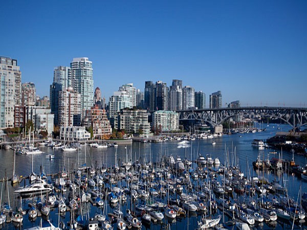 7. Canada Mức tăng giá trong 5 năm qua: 28.7% Không giống như nước láng giềng Mỹ, nơi mà thị trường nhà đất vẫn chưa thể phục hồi từ sau cuộc khủng hoảng tài chính toàn cầu 2008, thị trường nhà đất của Canada đã ở lại mạnh mẽ trong vài năm qua. Thị trường bất động sản đắt nhất của Canada là Vancouver. Ở Vancouver, giá trung bình cho một khu BĐS là 734.207 USD (tháng 12/2011), cao hơn so với trung bình toàn quốc 358.261 USD.