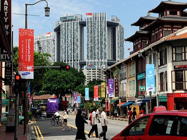 4. Singapore Mức tăng giá trong 5 năm qua: 50,5% Singapore là thị trường bất động sản đắt nhất trong khu vực Đông Nam Á. Trong quý IV năm 2011, giá trung bình của một BĐS là 25.600 USD cho mỗi mét vuông hoặc 2.600 USD cho mỗi foot vuông. Năm ngoái, Singapore cũng được xếp thứ ba ở châu Á về giá cho thuê căn hộ cao cấp, chỉ đứng sau Hồng Kông và Tokyo. Lãi suất thấp cùng làn sóng người nước ngoài ồ ạt đến định cư trong vài năm gần đây đã khiến nhu cầu nhà ở tăng vọt. Để giảm sức nóng của thị trường, chính phủ đã quyết định đánh thuế 10% khi người nước ngoài mua BĐS ở Singapore.